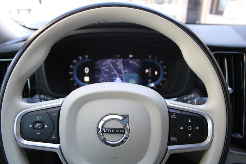 Used 2022 Volvo XC60 B5 Momentum FWD image 15