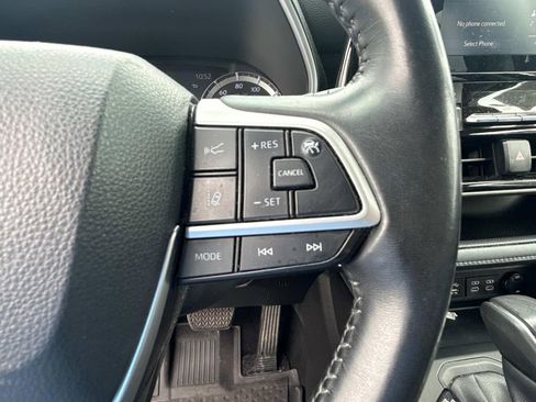 Used 2022 Toyota Highlander XLE FWD image 31