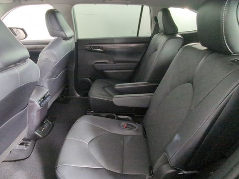 Used 2021 Toyota Highlander Platinum image 21