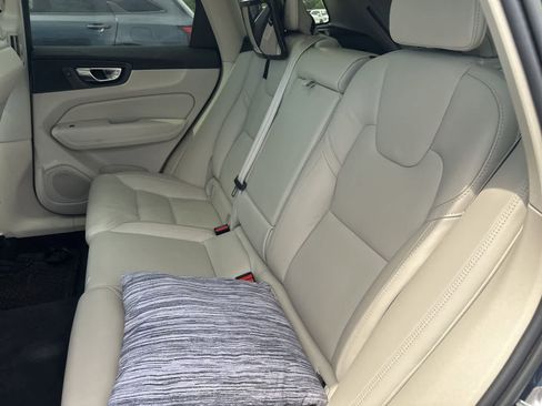 Used 2023 Volvo XC60 B5 Ultimate w/ Climate Package FWD image 8