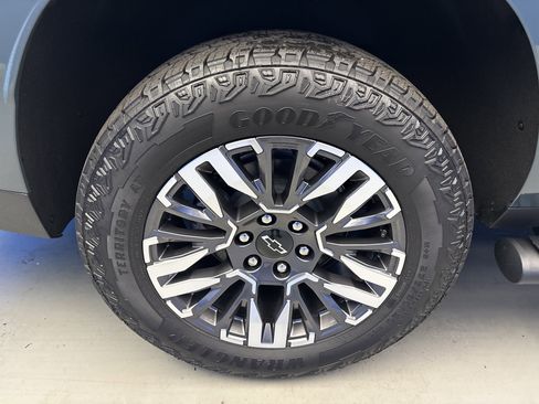 New 2026 Chevrolet Suburban Z71 w/ Comfort Package AWD/4WD image 8