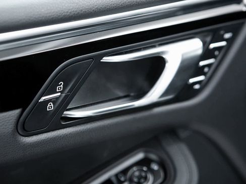 Certified 2023 Porsche Macan image 19