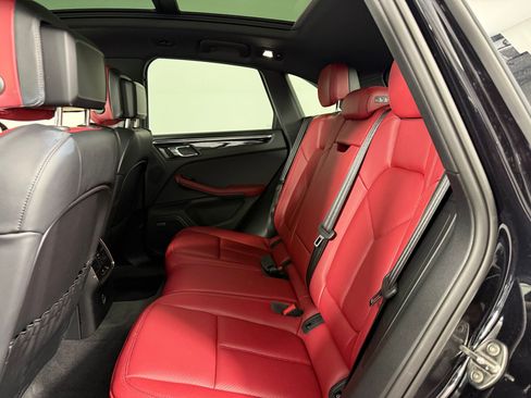 Used 2025 Porsche Macan image 18