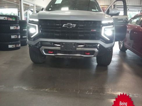 Used 2025 Chevrolet Suburban Z71 AWD/4WD image 1