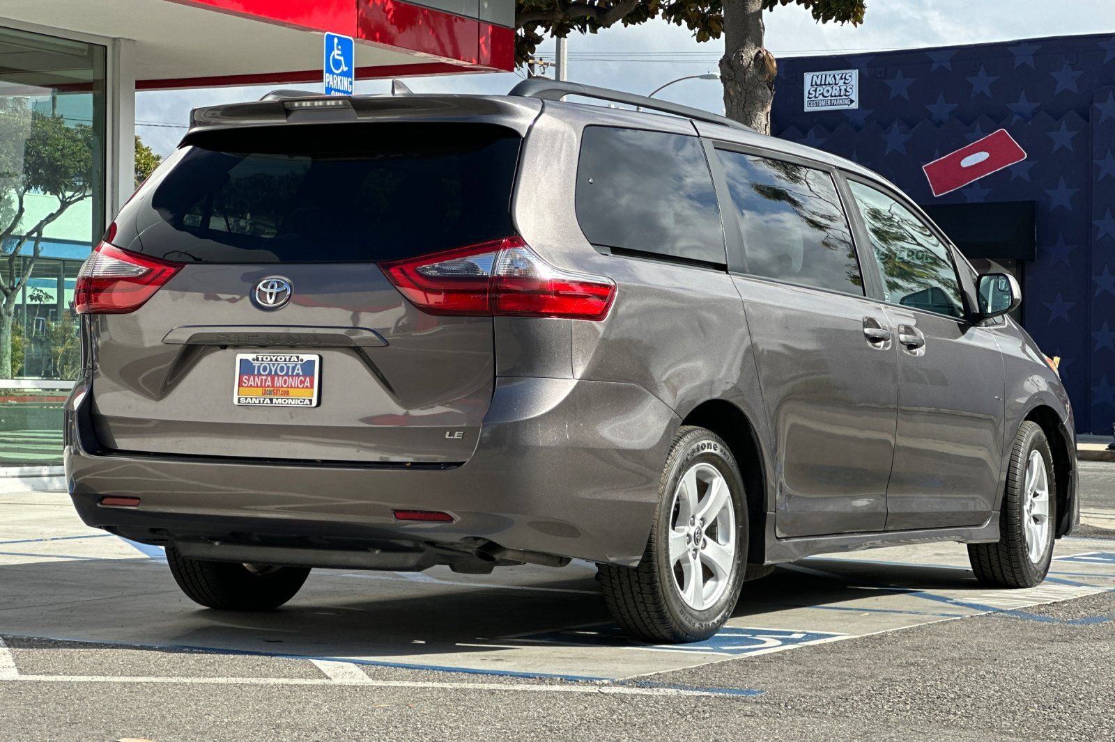 Used 2020 Toyota Sienna LE w/ Carpet Mat Package FWD image 4