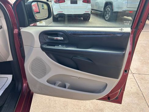 Used 2014 Dodge Grand Caravan SXT image 16