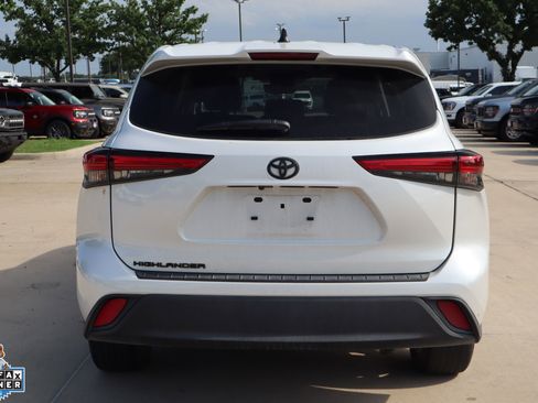 Used 2022 Toyota Highlander L FWD image 4