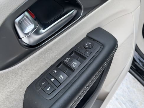 Used 2024 Chrysler Pacifica Touring-L image 17