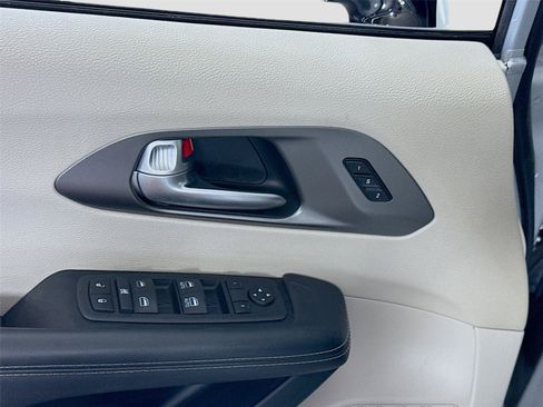 Used 2024 Chrysler Pacifica Touring-L FWD image 11