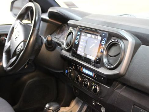 Used 2017 Toyota Tacoma TRD Sport AWD/4WD image 10