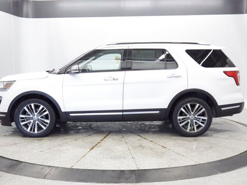 Used 2019 Ford Explorer Platinum AWD/4WD image 2