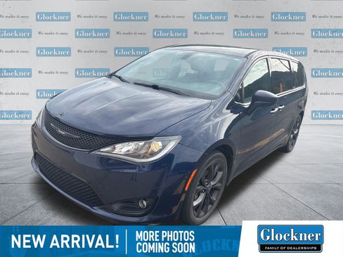 Used 2020 Chrysler Pacifica Touring w/ S Appearance Package FWD image 1