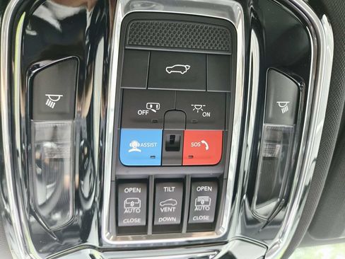 Used 2023 Jeep Grand Cherokee Overland w/ Luxury Tech Group IV AWD/4WD image 31