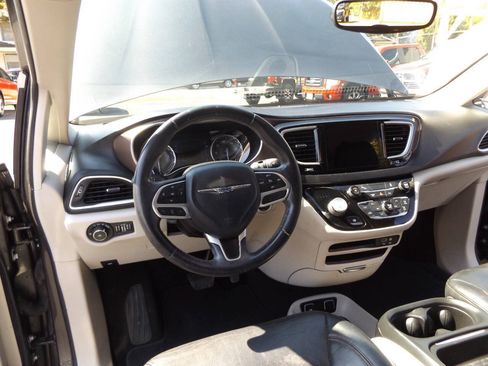 Used 2017 Chrysler Pacifica Touring-L FWD image 16