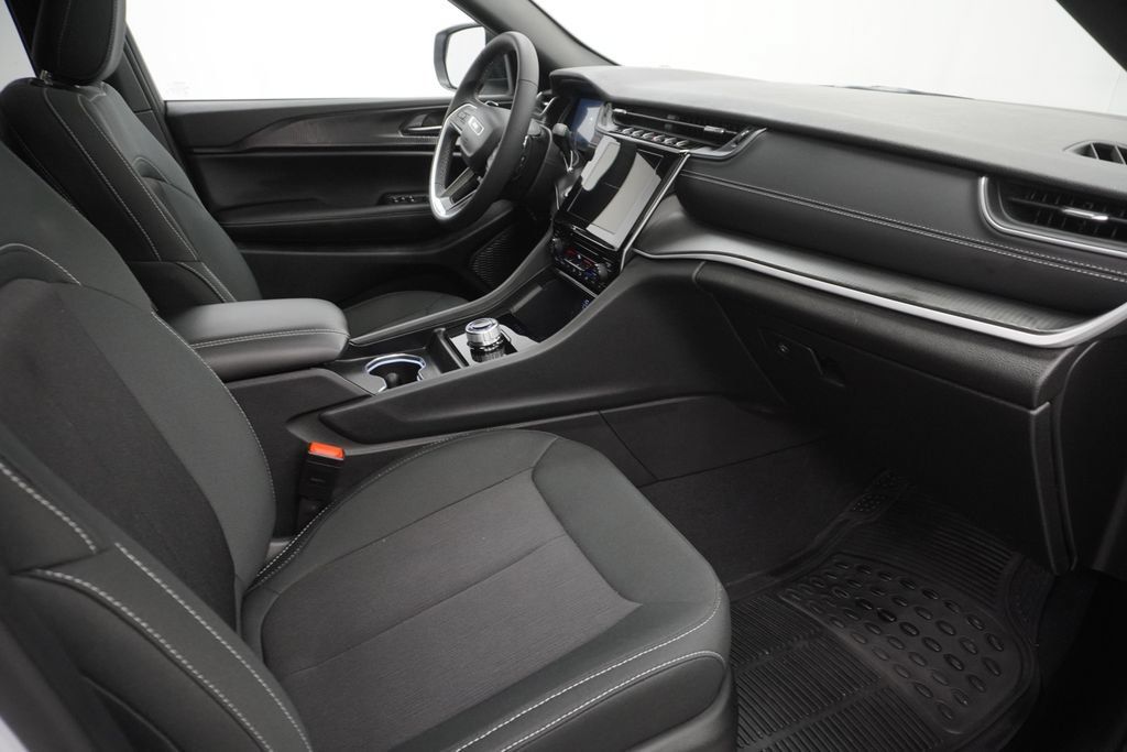 Certified 2025 Jeep Grand Cherokee Laredo X AWD/4WD image 49