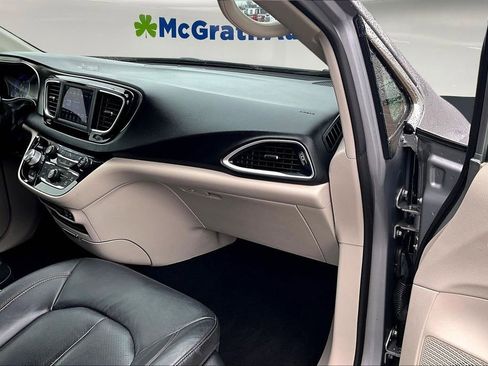 Used 2020 Chrysler Pacifica Touring-L image 27