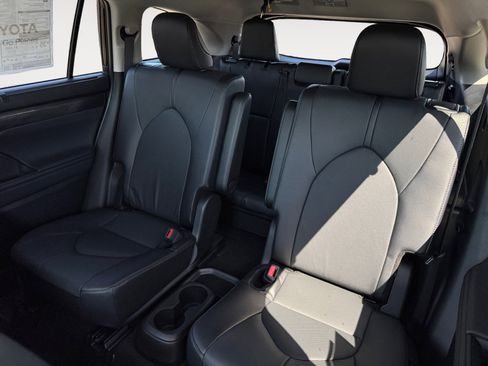 New 2026 Toyota Highlander Limited AWD/4WD image 17