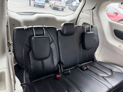 Used 2022 Chrysler Pacifica Touring-L image 21