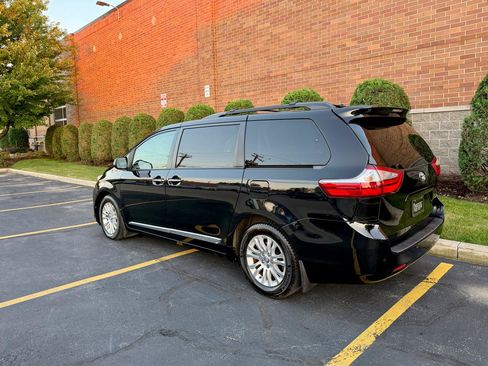 Used 2017 Toyota Sienna XLE w/ XLE Navigation Package FWD image 9