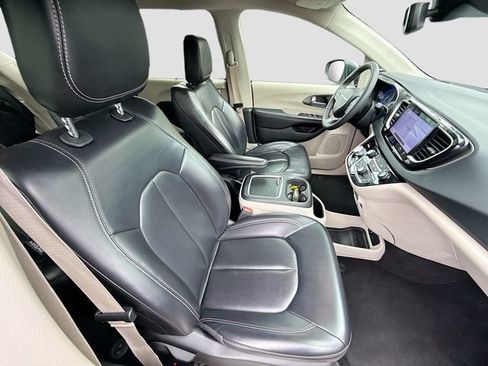 Used 2023 Chrysler Pacifica Touring-L FWD image 36