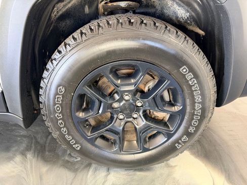 Used 2020 Jeep Cherokee Trailhawk w/ Cold Weather Group AWD/4WD image 23