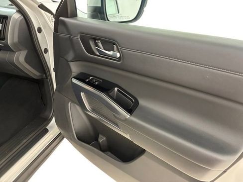 Used 2023 Nissan Pathfinder SL AWD/4WD image 15