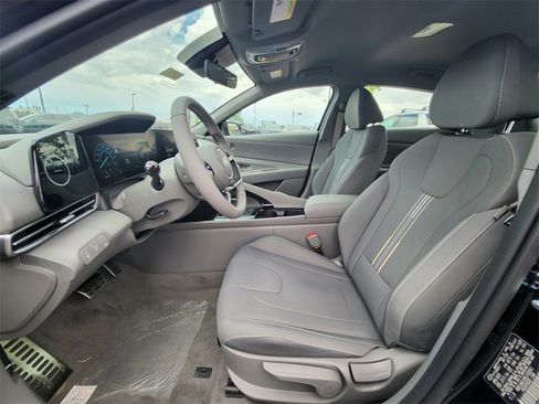 New 2025 Hyundai Elantra SEL image 10