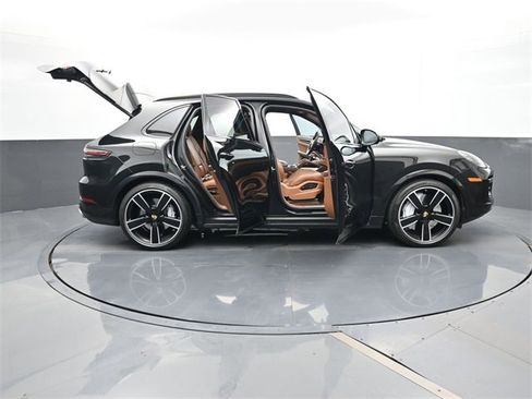 Used 2023 Porsche Cayenne Turbo image 31