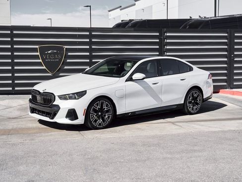 Used 2026 BMW 550e xDrive image 5