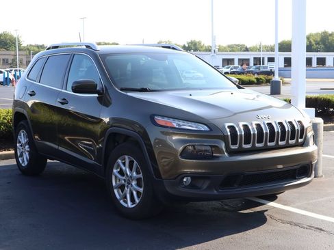 Used 2016 Jeep Cherokee Latitude w/ Cold Weather Group AWD/4WD image 3