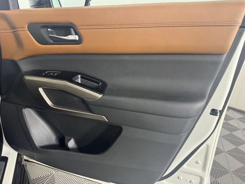 Used 2023 Nissan Pathfinder Platinum FWD image 31