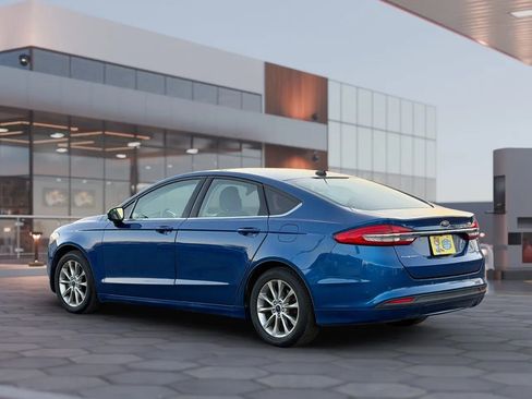 Used 2017 Ford Fusion SE w/ Fusion SE Technology Package FWD image 7