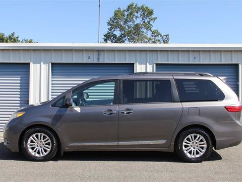 Used 2016 Toyota Sienna XLE w/ XLE Navigation Package FWD image 9