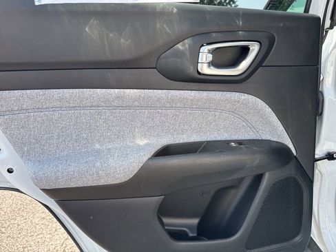 Used 2022 Jeep Compass Latitude image 46