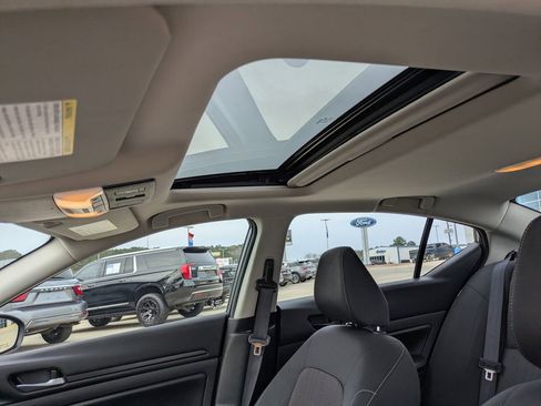 Used 2024 Nissan Altima 2.5 SV w/ SV Premium Package image 9