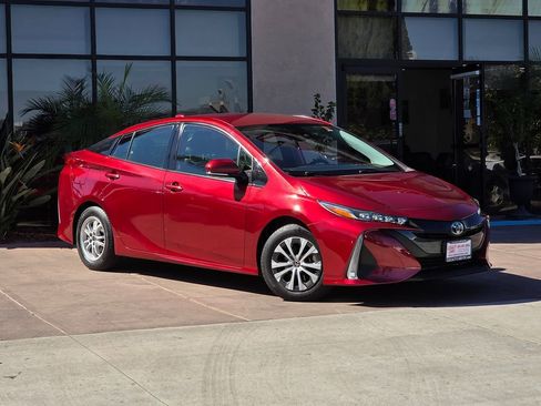 Used 2020 Toyota Prius Prime LE image 3
