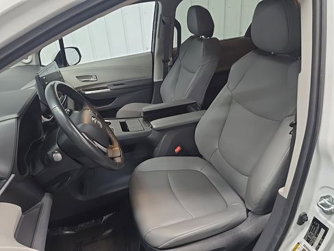 Used 2024 Toyota Sienna XLE image 30