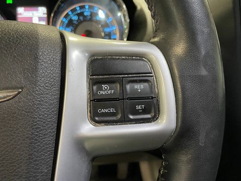 Used 2014 Chrysler Town & Country Touring-L w/ Driver Convenience Group image 12