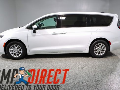 Used 2023 Chrysler Pacifica Touring-L FWD image 10