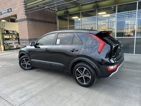 Used 2024 Kia Niro EX image 4