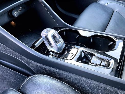 Certified 2023 Volvo XC40 B5 Ultimate w/ Protection Package Premier image 18