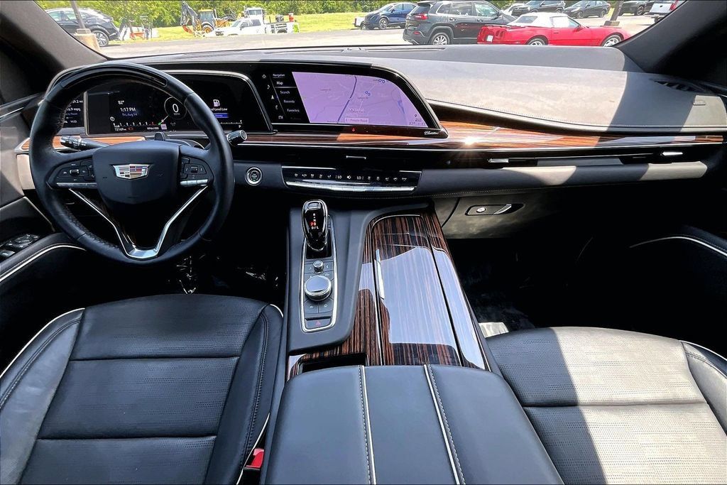 Used 2024 Cadillac Escalade ESV Premium Luxury AWD/4WD image 9