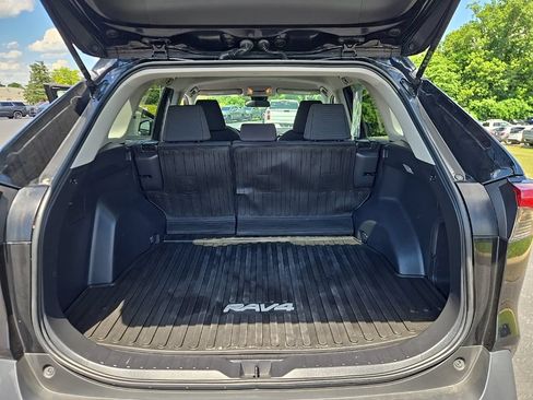 Used 2021 Toyota RAV4 LE AWD/4WD image 10