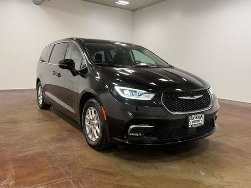 Used 2024 Chrysler Pacifica Touring-L FWD image 29