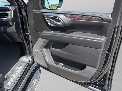 Used 2024 Chevrolet Suburban LT RWD image 9