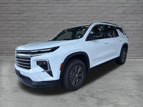 Used 2025 Chevrolet Traverse LT FWD image 9