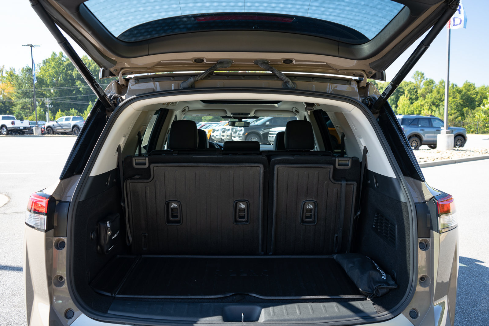 Used 2023 Nissan Pathfinder Platinum w/ Cargo Package FWD image 9