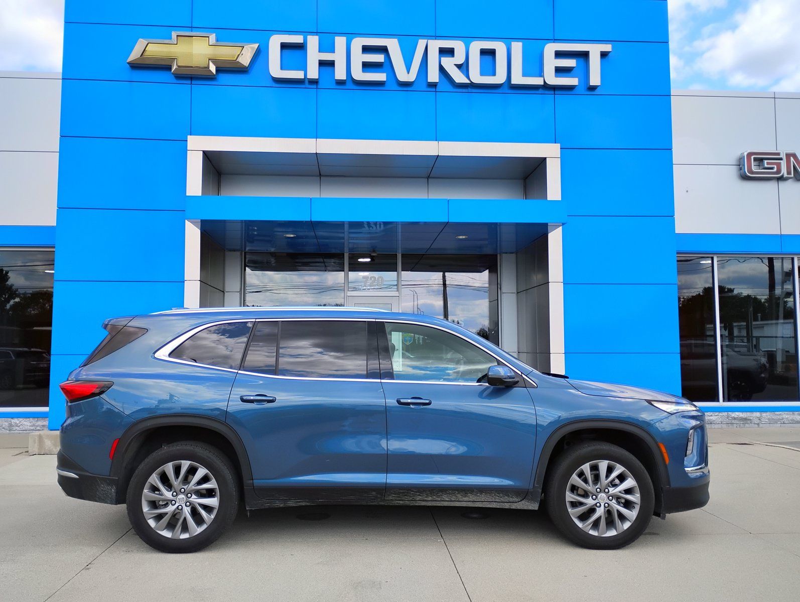 Used 2025 Buick Enclave Preferred FWD image 5