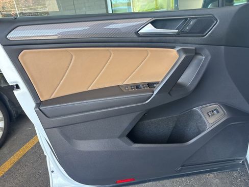Used 2024 Volkswagen Tiguan SE w/ Panoramic Sunroof Package AWD/4WD image 41