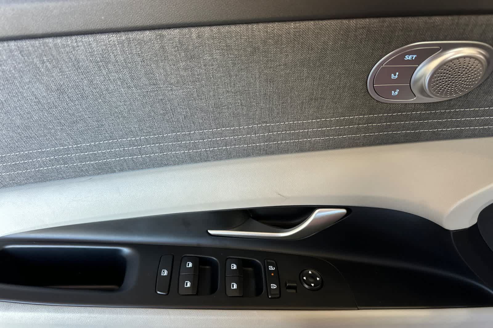Used 2025 Hyundai Elantra Limited FWD image 15